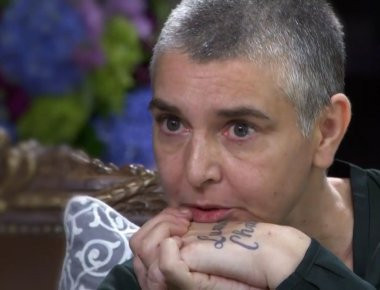 Sinead O'Connor: «Η μητέρα μου είχε δωμάτιο βασανιστηρίων - Με έβαζε εκεί και με χτυπούσε» (βίντεο)